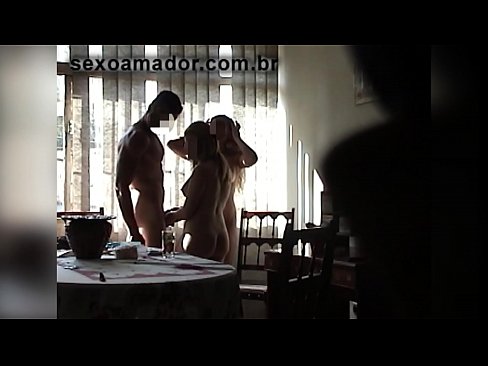 ❤️ Amigos sexuais convidam um homem gigante e uma ménage à trois com ele ❌  Sexo em nós ☑
