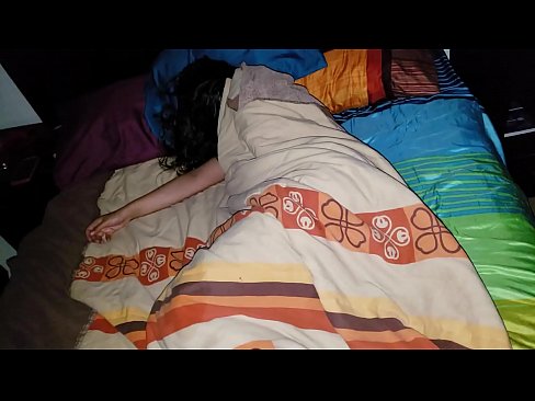 ❤️ Stepson berating sua jovem madrasta enquanto ela dorme. ❌  Sexo em nós ☑