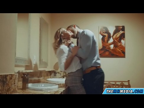 ❤️ Quando uma loira peituda o seduz em um banheiro público ❌  Sexo em nós ☑